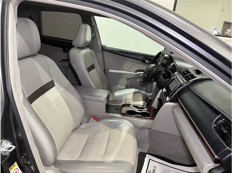 2012 Toyota Camry XLE photo 25