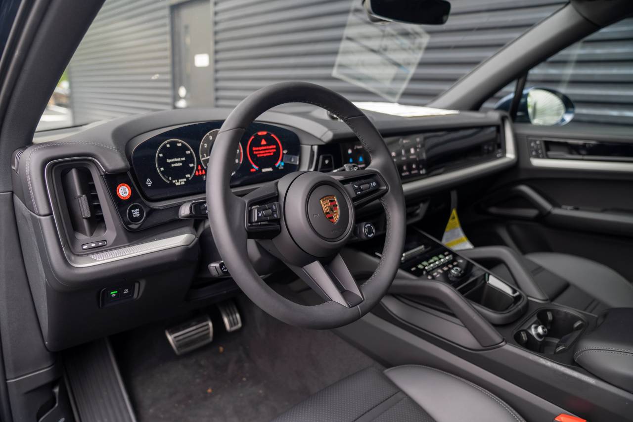 2025 Porsche Cayenne photo 4