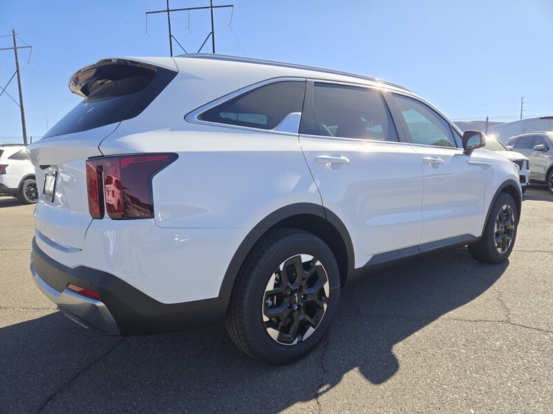 2025 Kia Sorento S photo 3