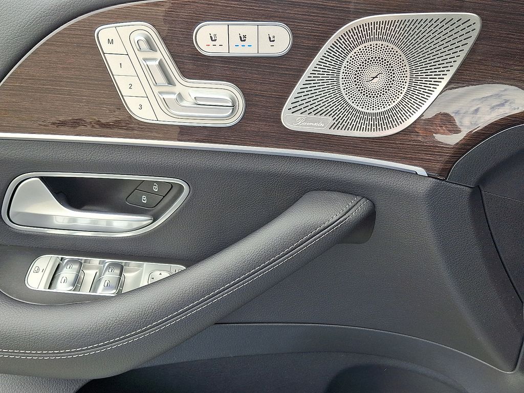 2025 Mercedes Benz GLS 450 4MATIC photo 11