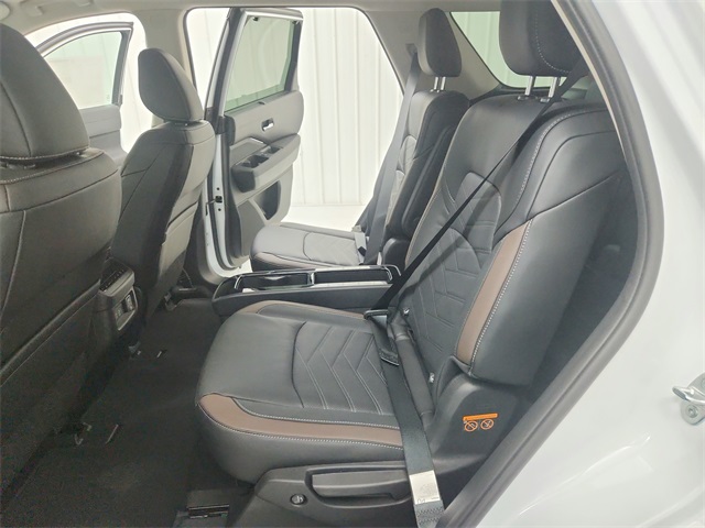 2025 Nissan Pathfinder Platinum photo 28