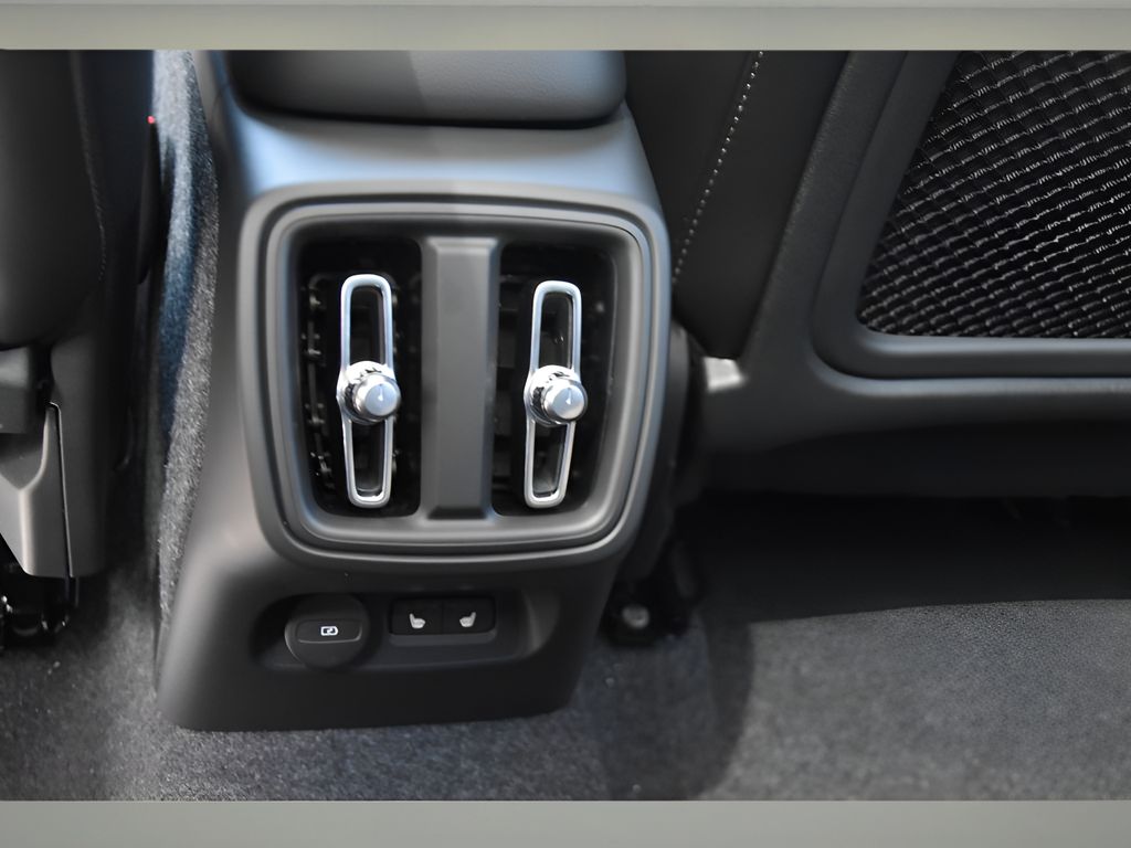 2025 Volvo XC40 photo 14