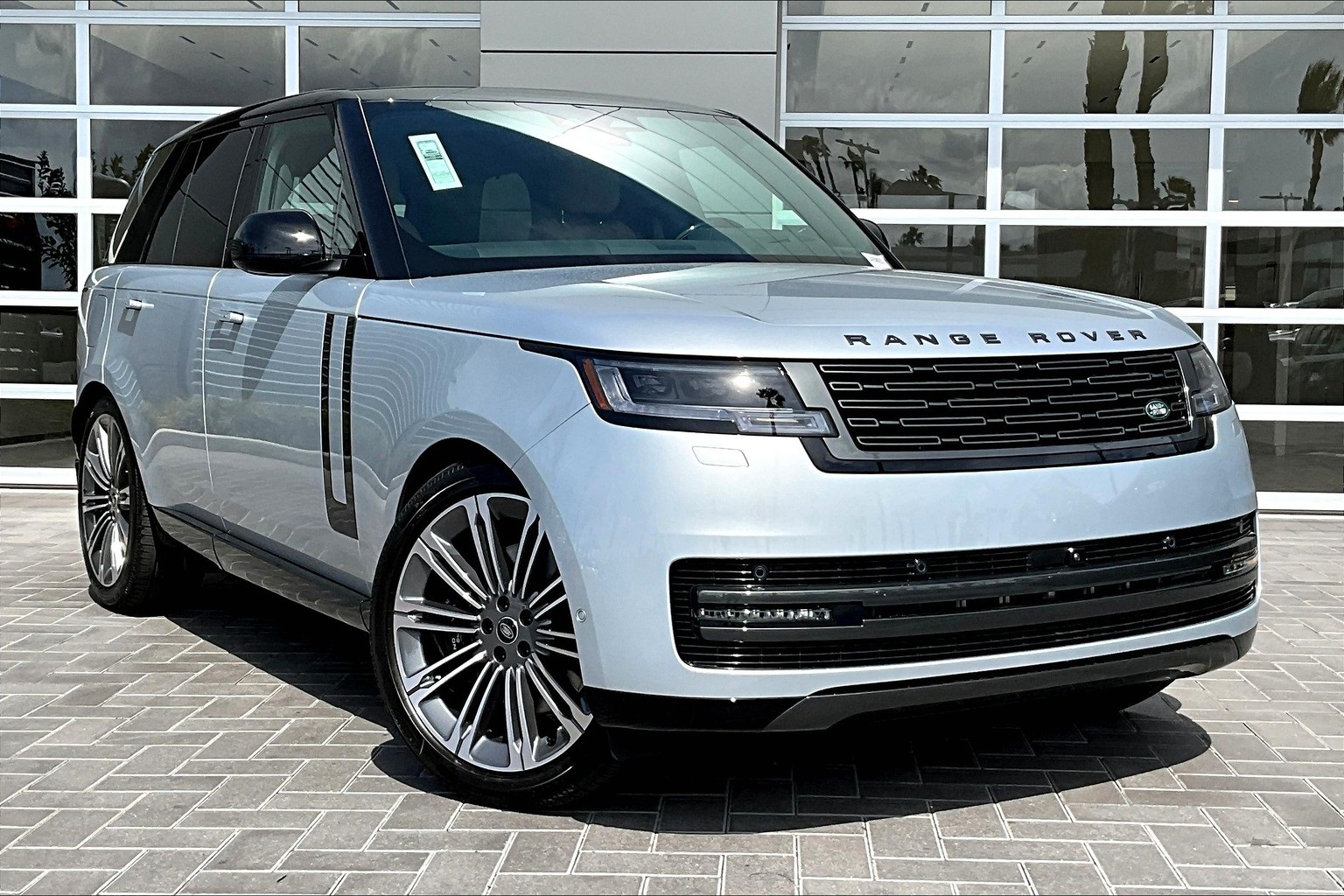 2025 Land Rover Range Rover SE photo 2