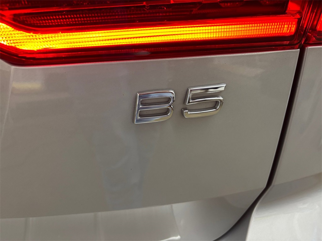 2023 Volvo XC60 B5 Plus photo 32