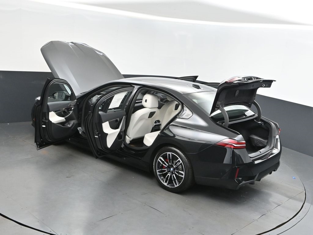 2026 Bmw 550e xDrive photo 2