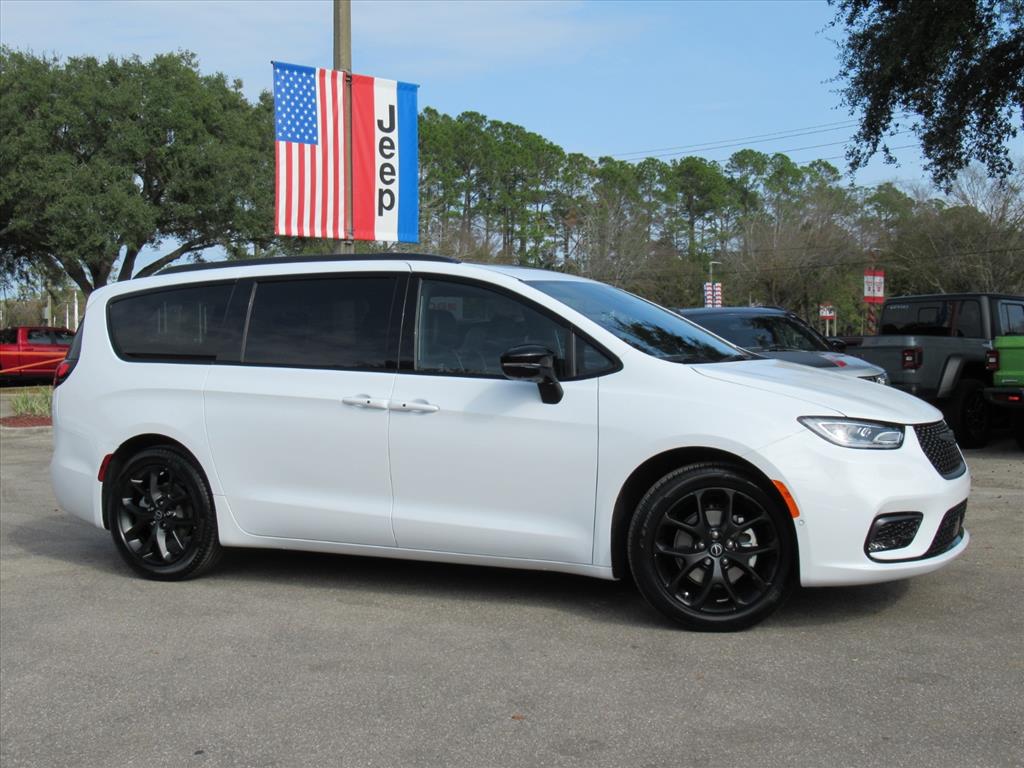 2026 Chrysler Pacifica Limited photo 2