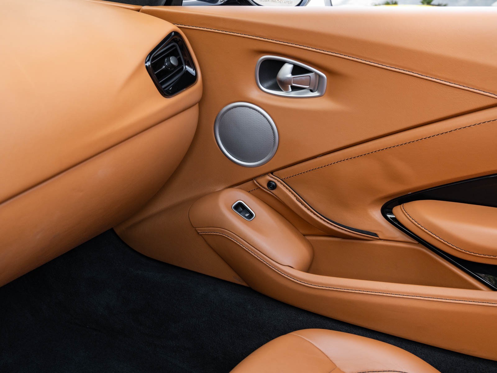 2021 Aston Martin Vantage photo 40