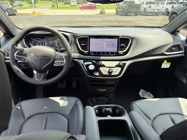 2025 Chrysler Pacifica photo 2