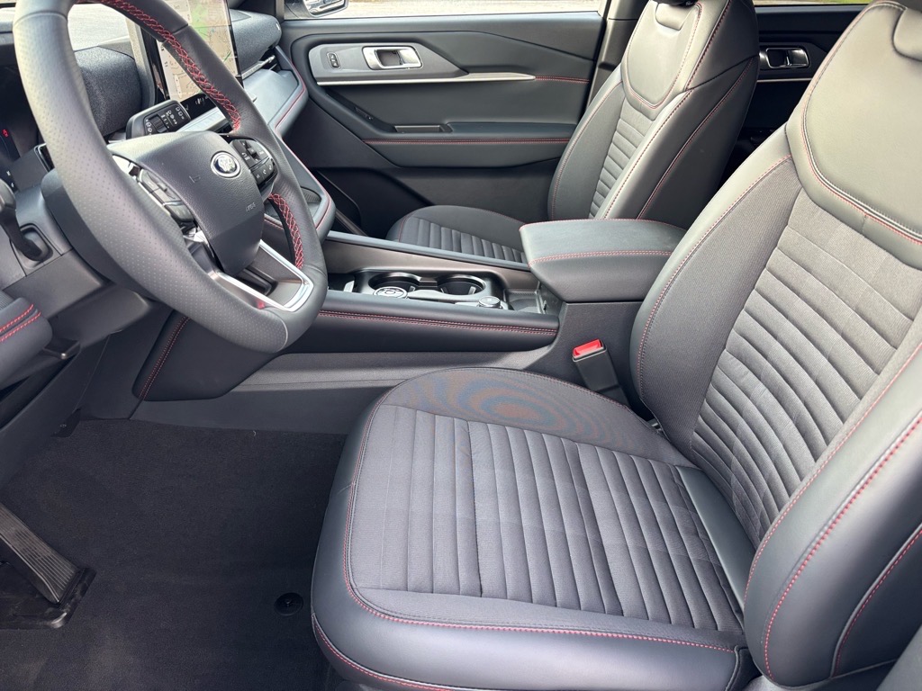 2025 Ford Explorer ST-Line photo 6