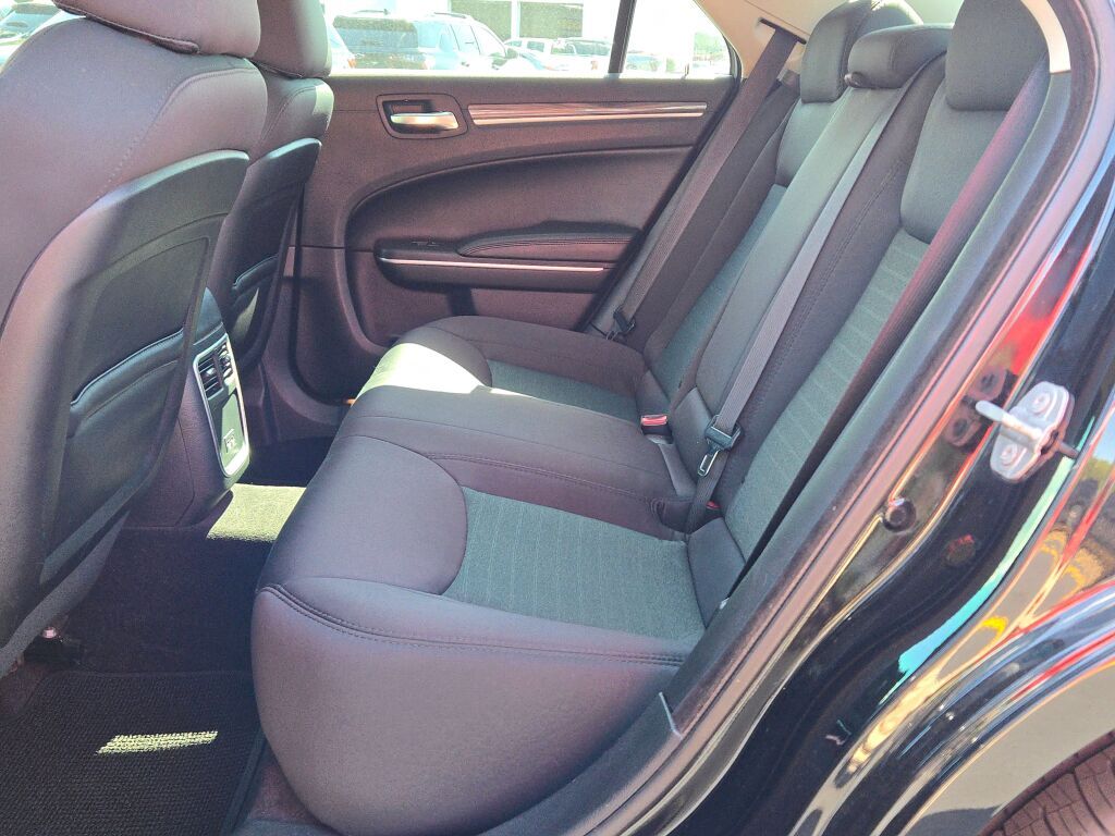 2018 Chrysler 300 Touring photo 11