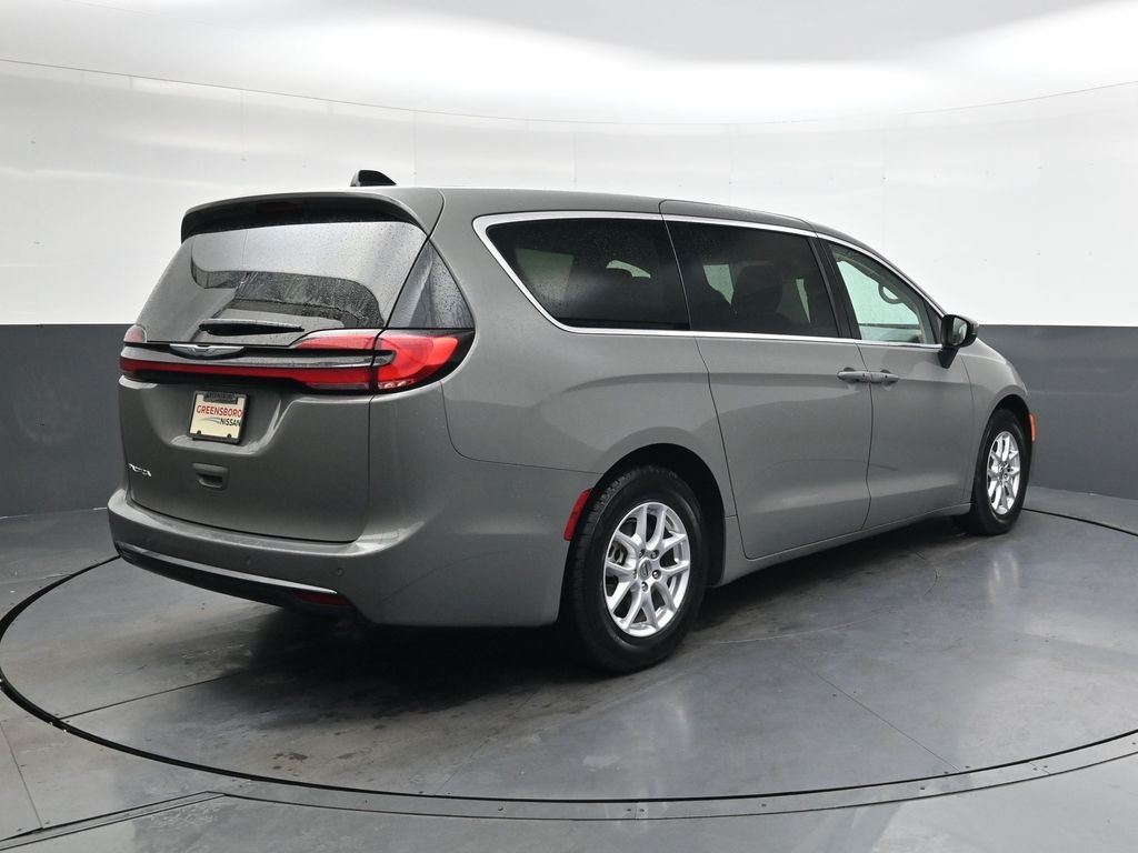 2023 Chrysler Pacifica Touring L photo 3