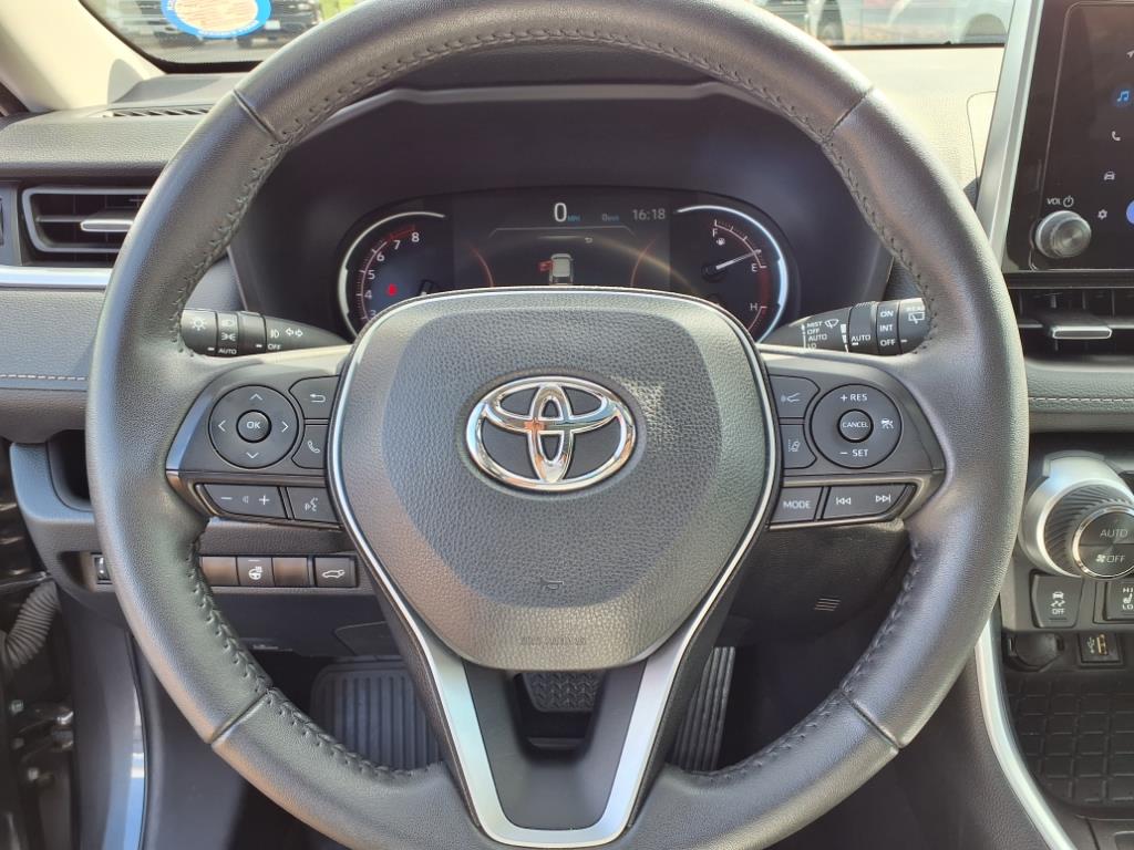 2023 Toyota RAV4 XLE Premium photo 11