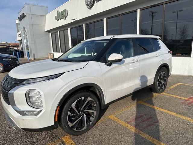 2024 Mitsubishi Outlander SE's photo