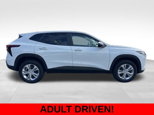 2025 Chevrolet Trax LS photo 2