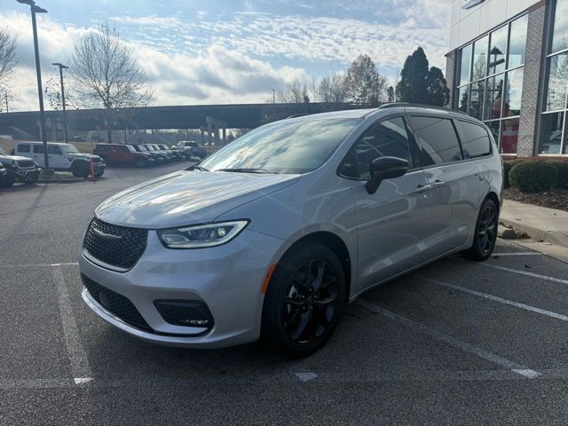 2026 Chrysler Pacifica Select's photo