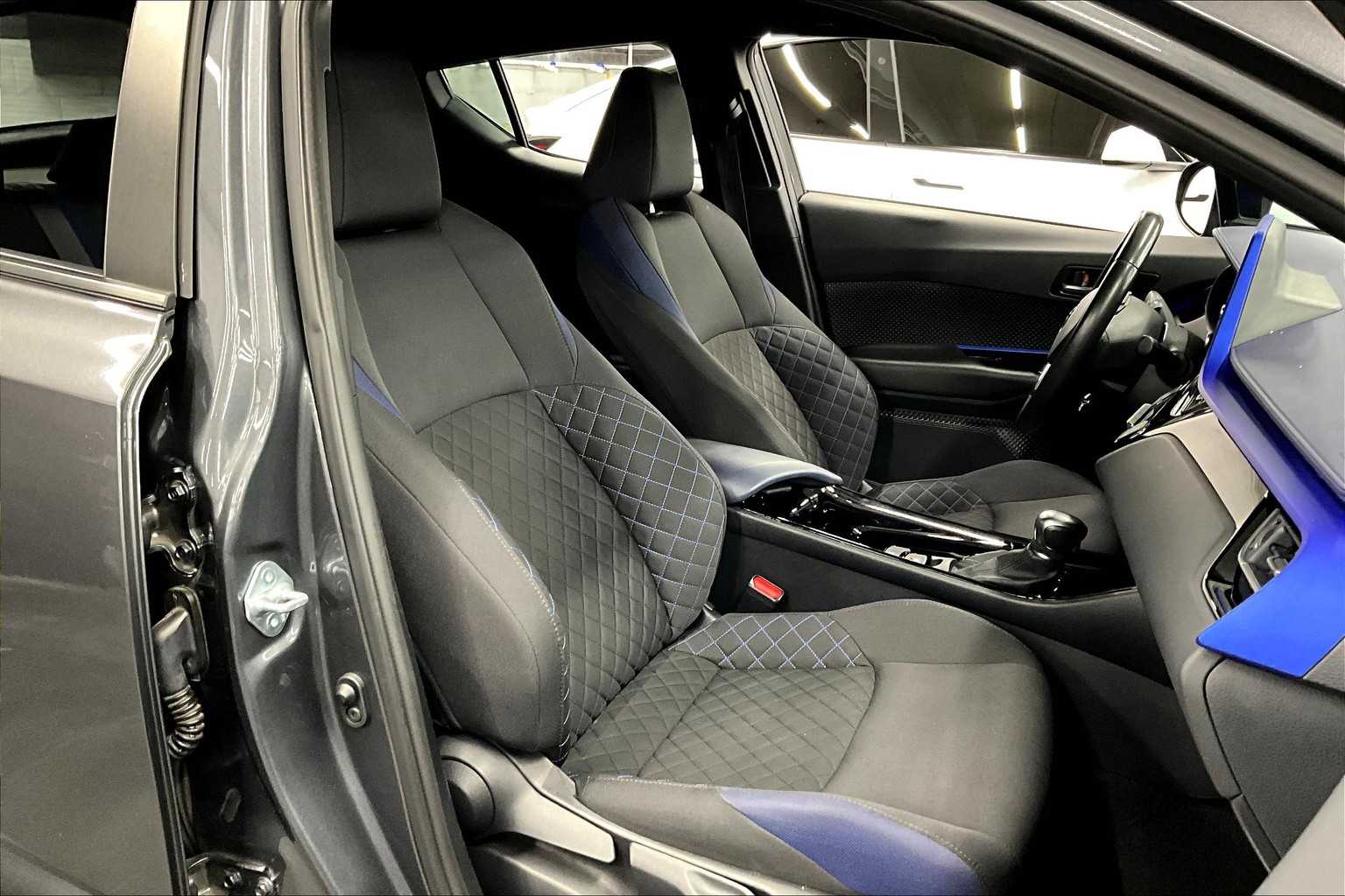 2022 Toyota C-HR XLE photo 8