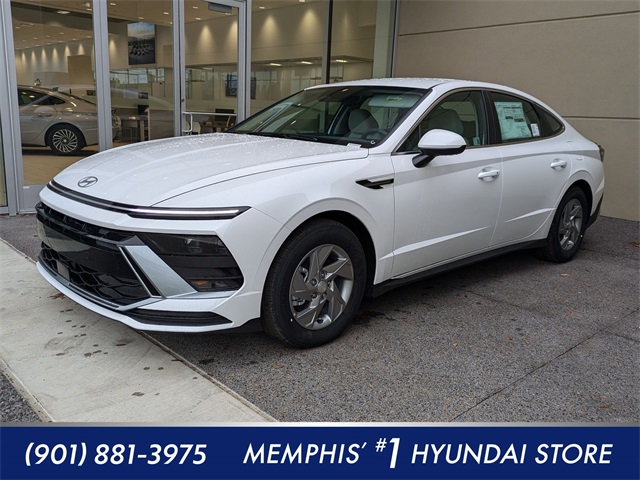 Certified Used 2025 White Hyundai SE image 1