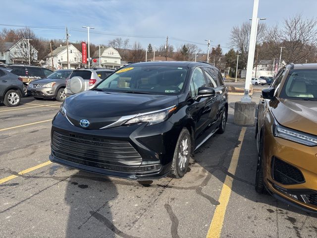 2025 Toyota Sienna LE's photo