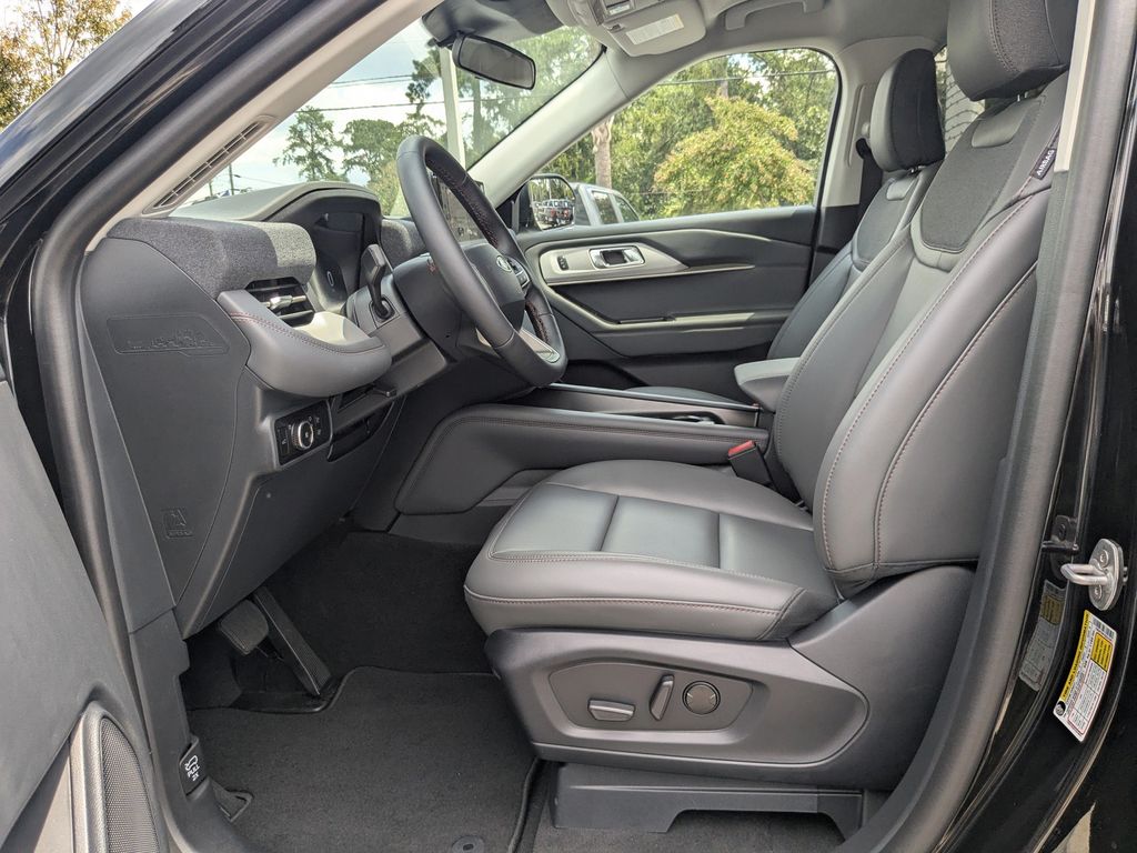 2025 Ford Explorer photo 22