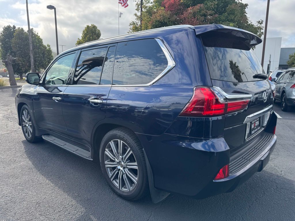 2016 Lexus LX 570 photo 3