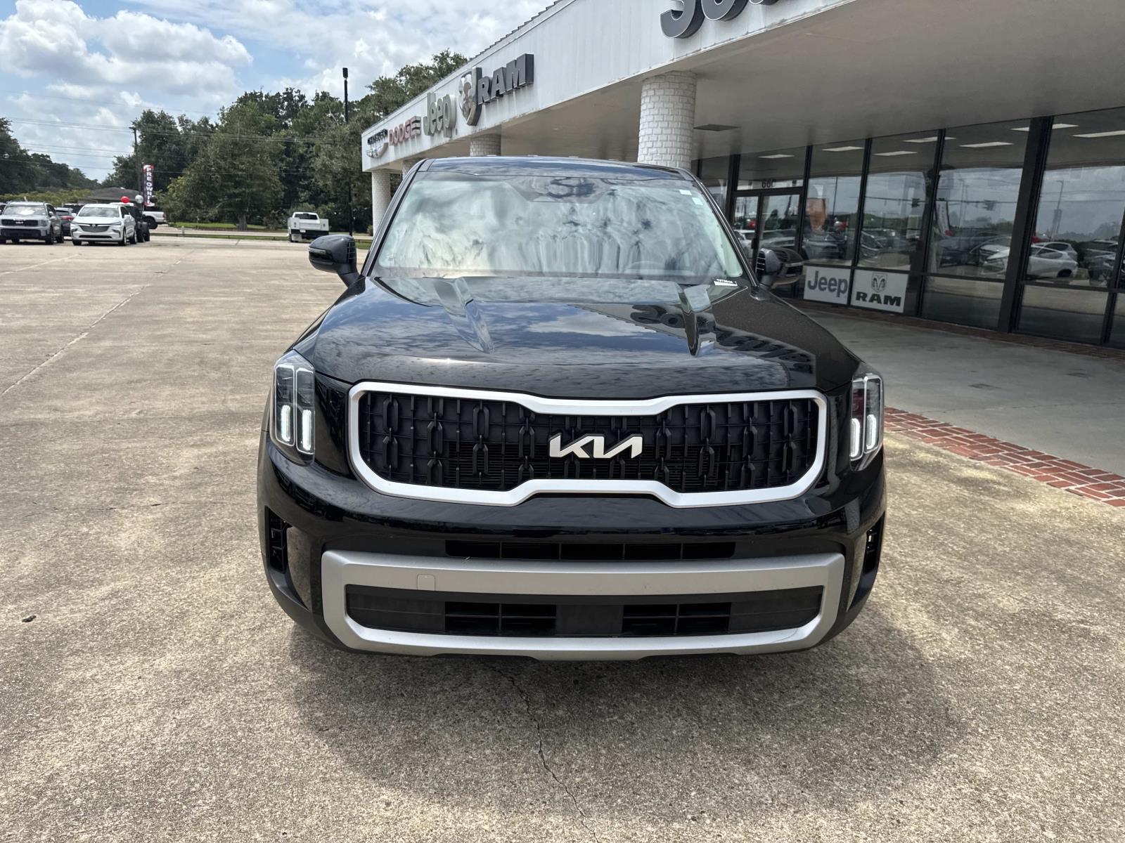 2023 Kia Telluride LX photo 2
