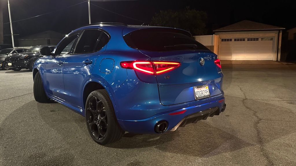 2022 Alfa Romeo Stelvio Ti photo 2