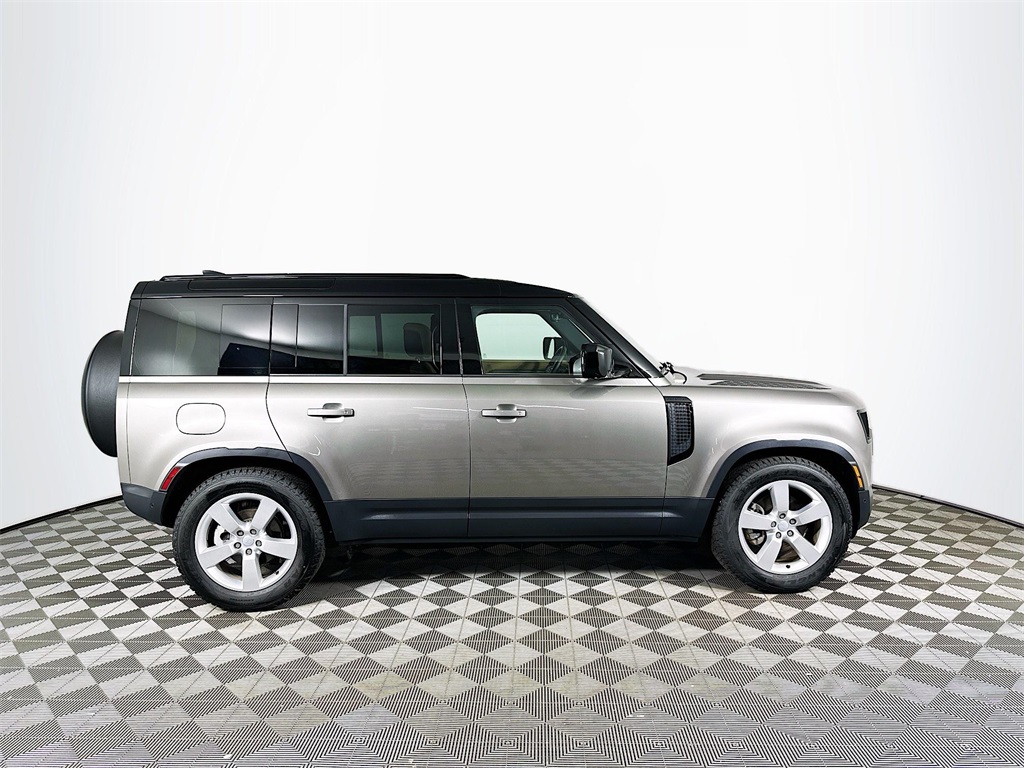 2025 Land Rover Defender 110 S photo 4