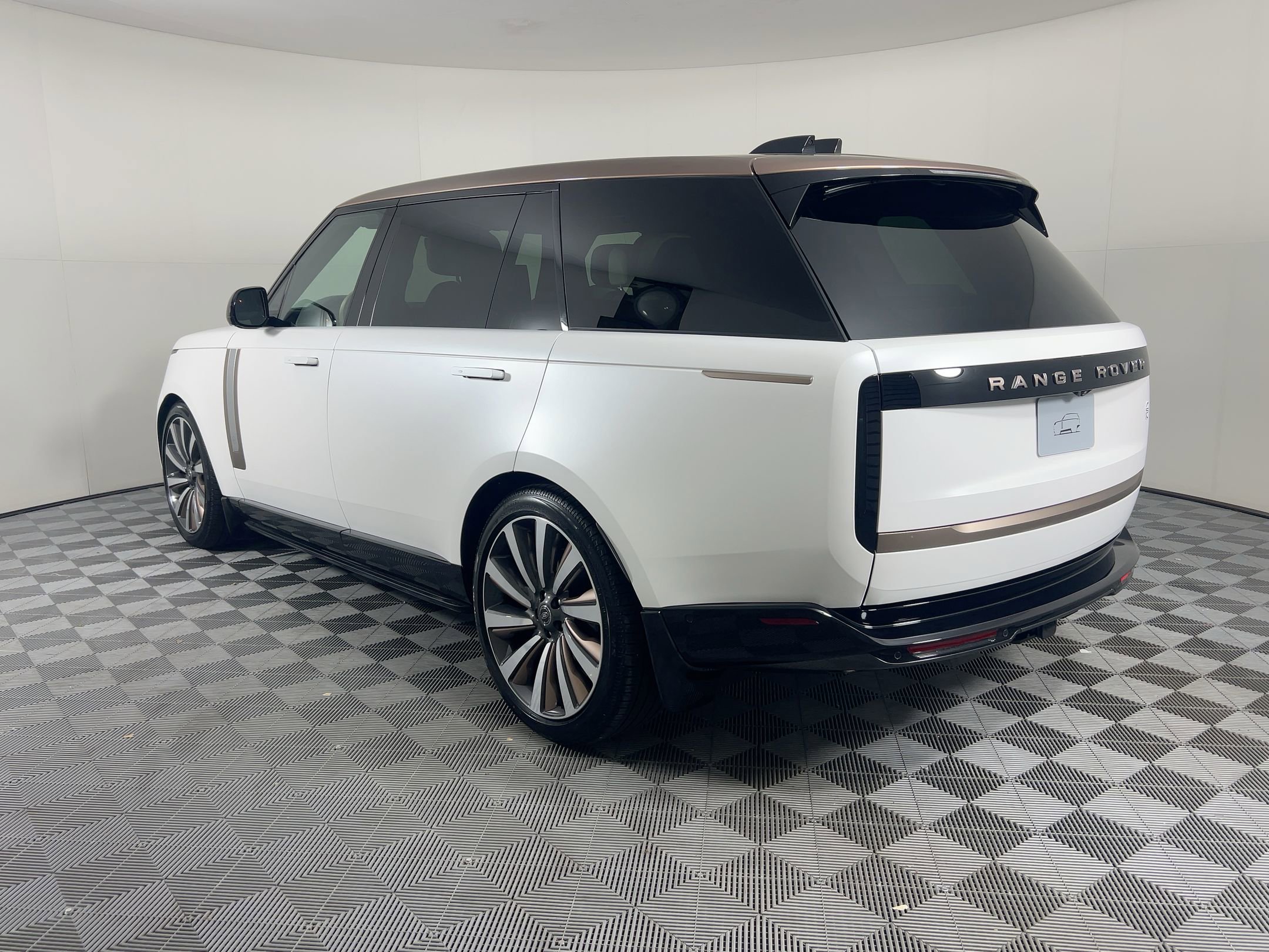 2025 Land Rover Range Rover SV photo 3