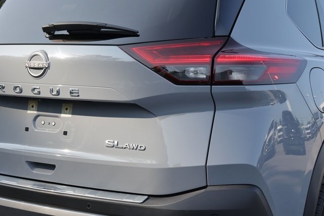 2022 Nissan Rogue SL photo 2