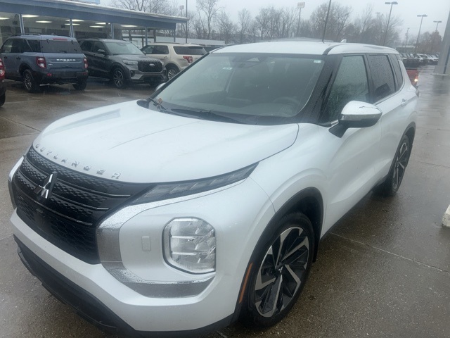 2022 Mitsubishi Outlander ES photo 2