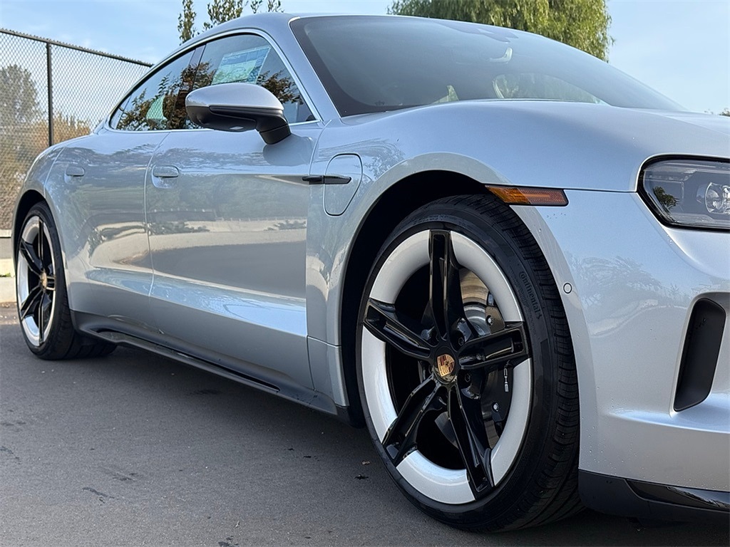 2025 Porsche Taycan 4S photo 10