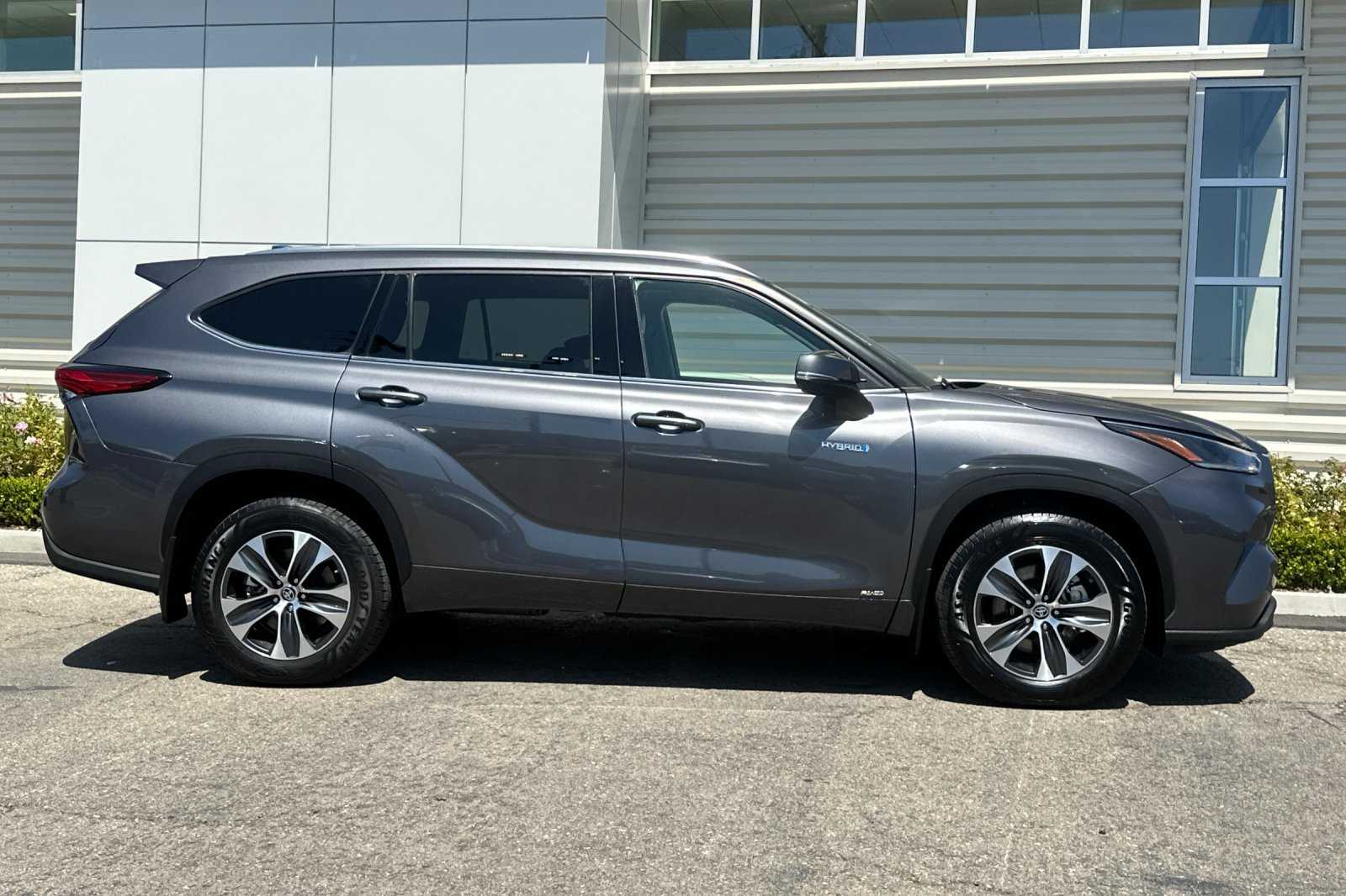 2021 Toyota Highlander Hybrid XLE Sport photo 2