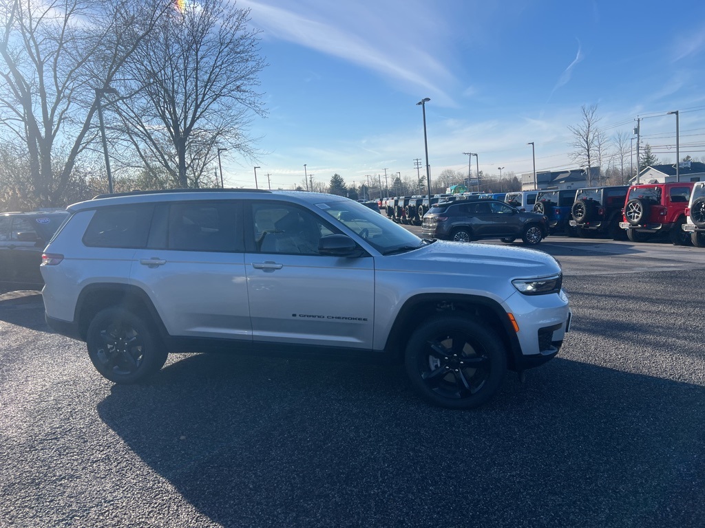 2025 Jeep Grand Cherokee Laredo photo 2