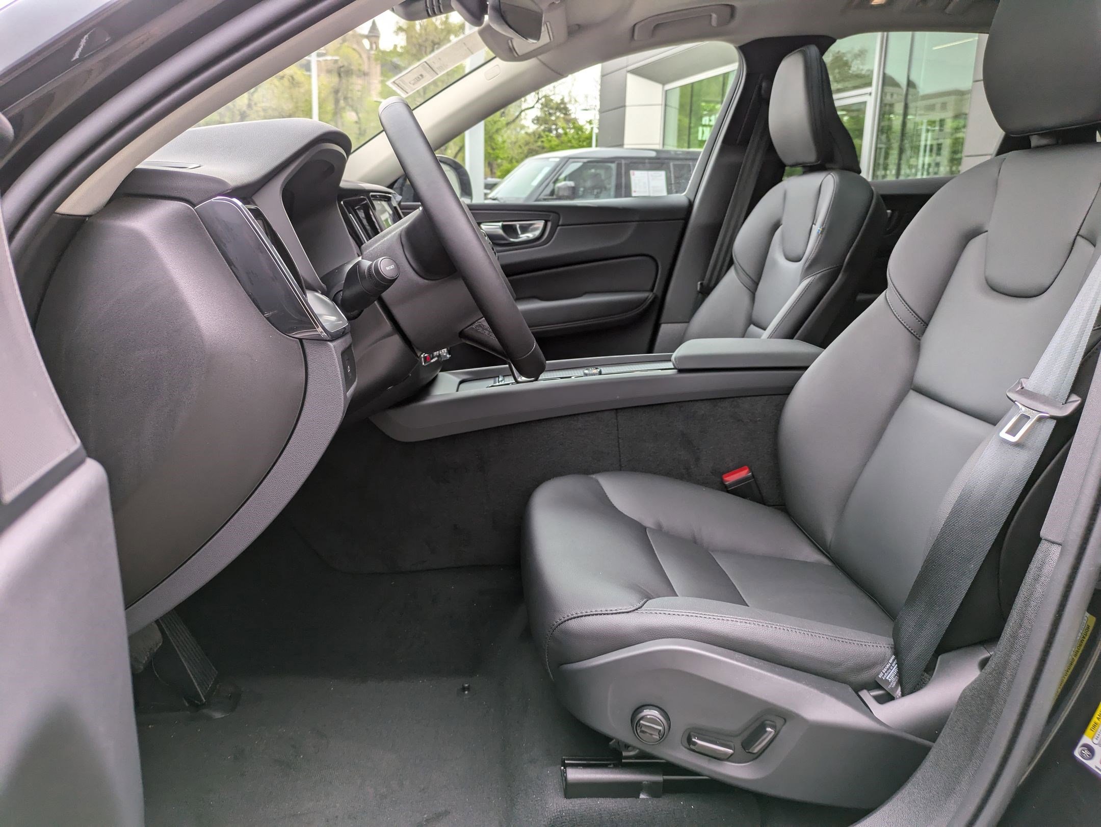 2025 Volvo XC60 Core photo 3