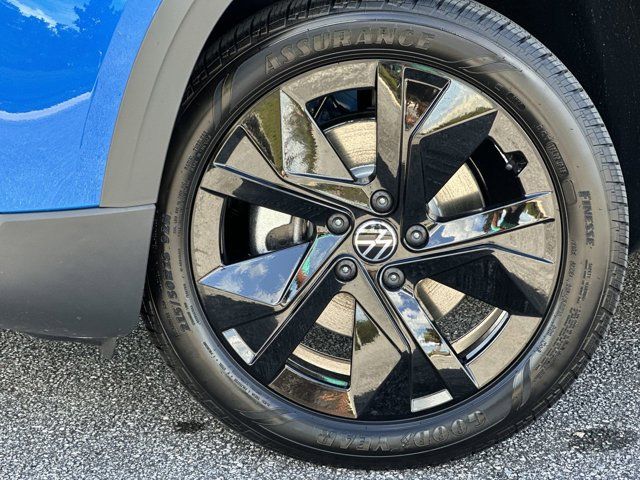 2025 Volkswagen Taos SE photo 2