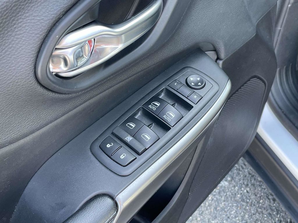 2019 Jeep Cherokee Latitude photo 24