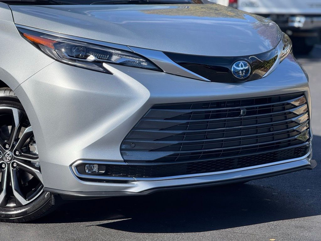 2025 Toyota Sienna Platinum photo 4
