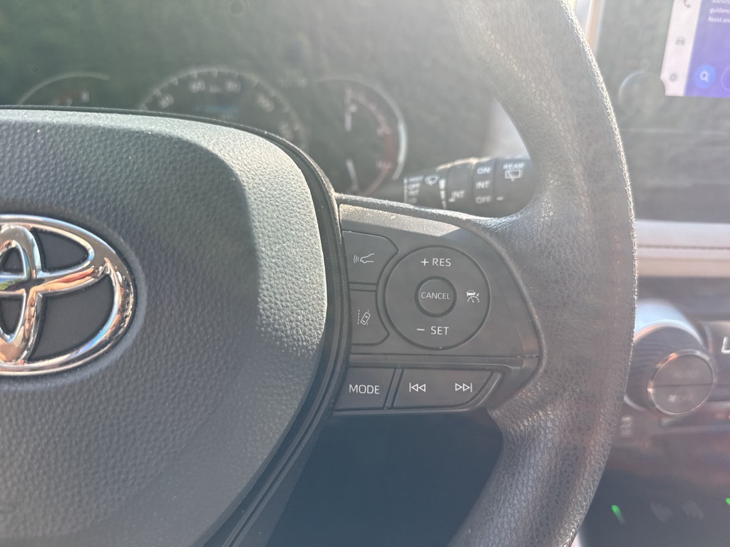 2023 Toyota RAV4 XLE photo 24