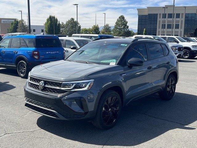 2024 Volkswagen Taos SE photo 2