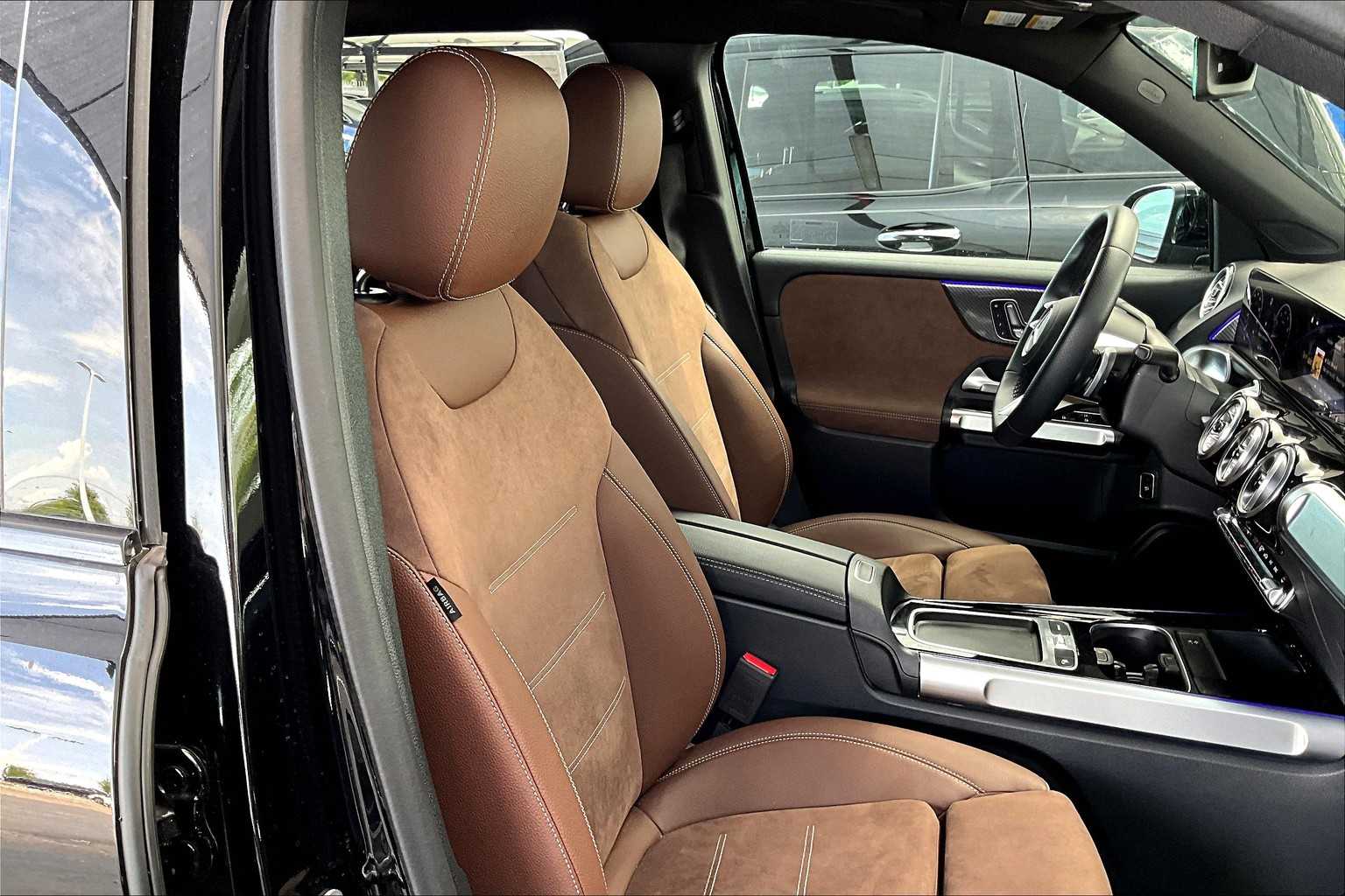 2025 Mercedes Benz GLB 250 4MATIC photo 8