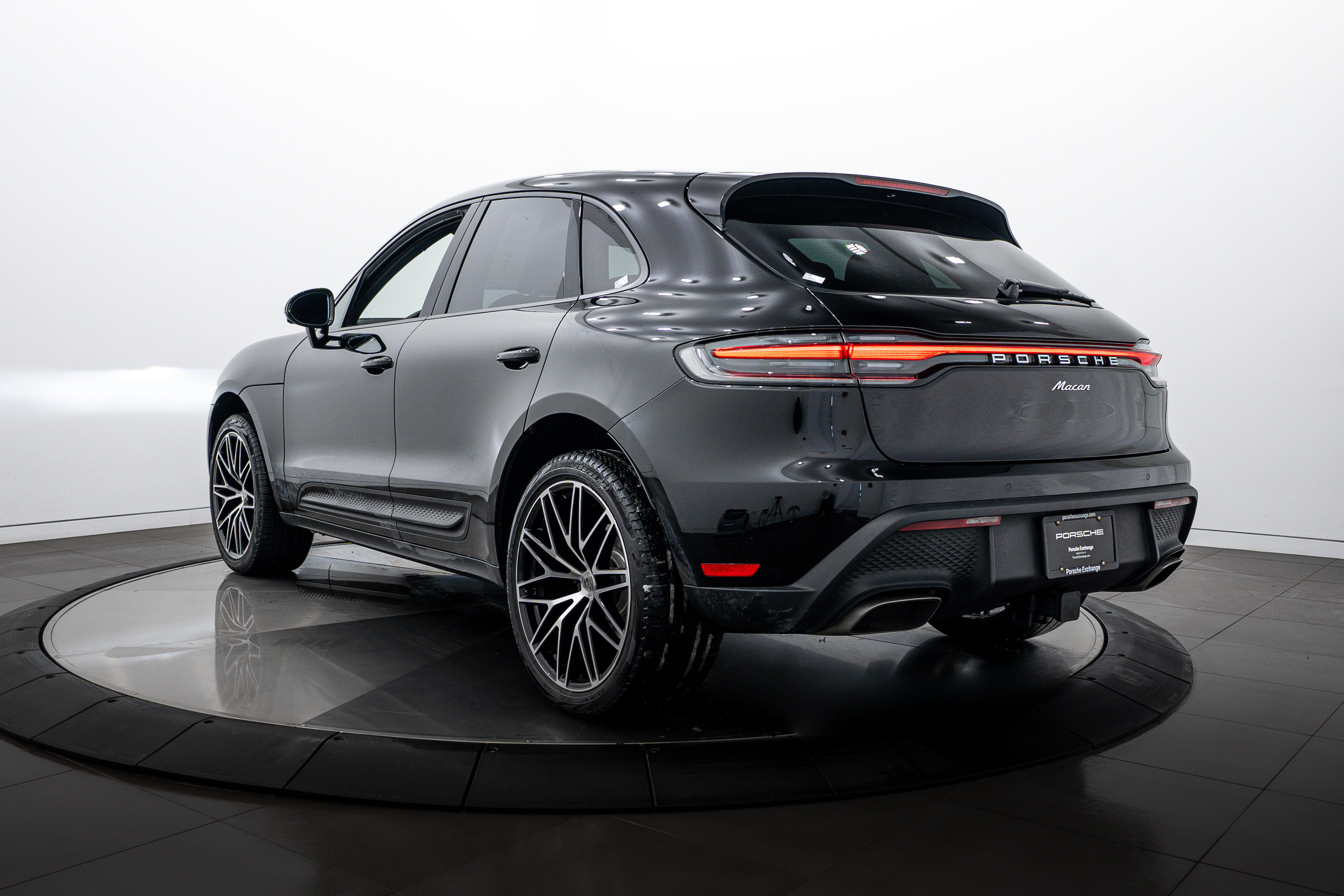 2025 Porsche Macan Base photo 3