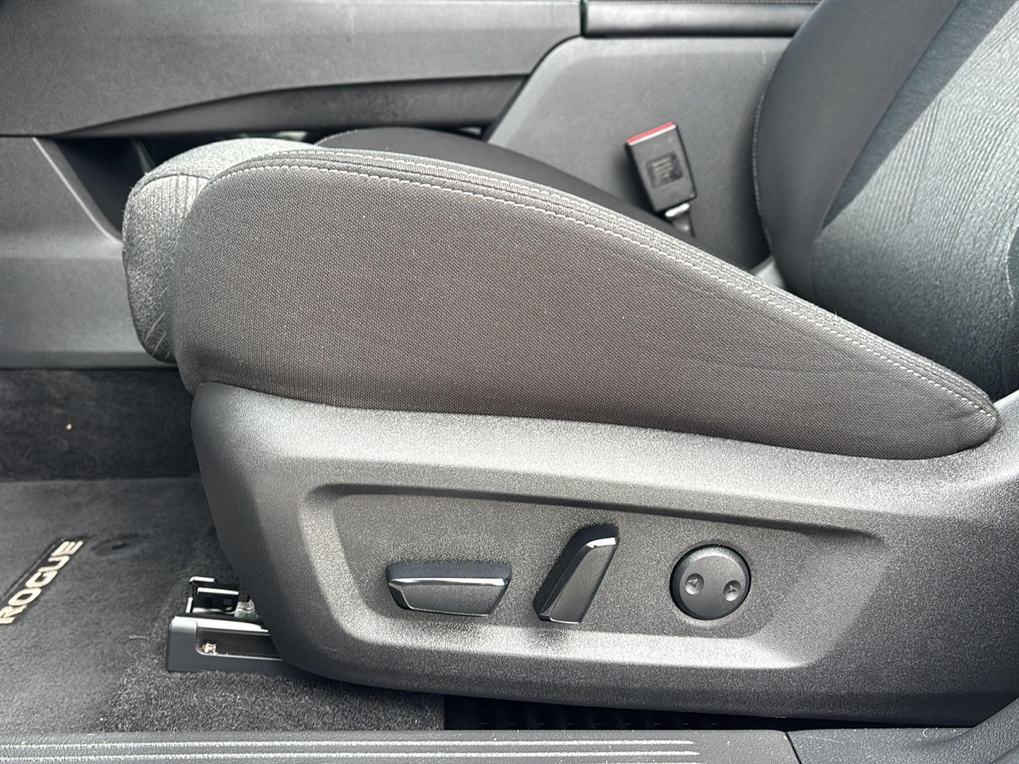 2024 Nissan Rogue SV photo 4