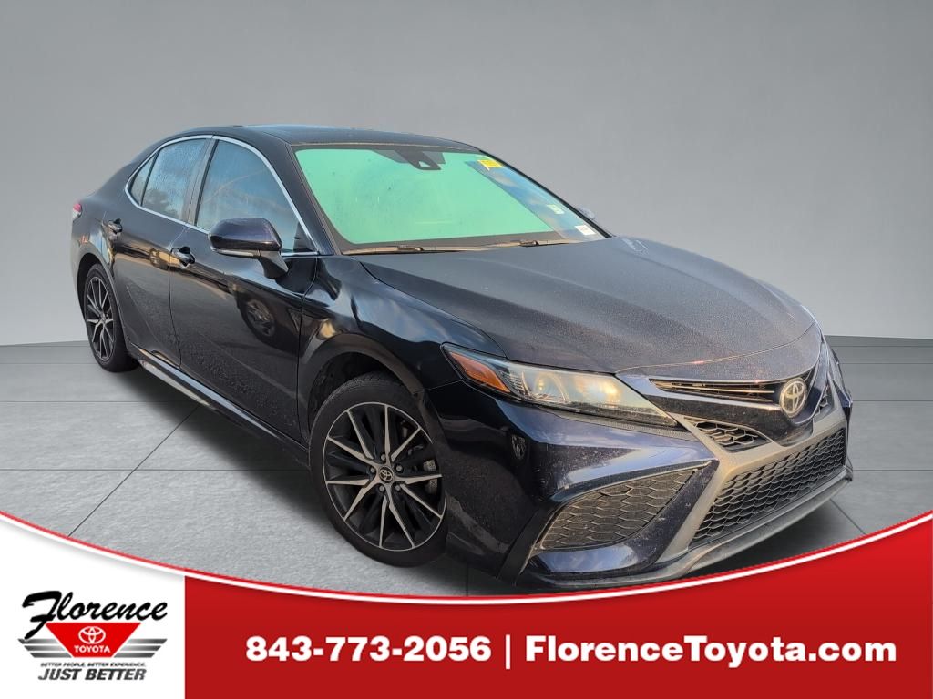 2022 Toyota Camry SE's photo