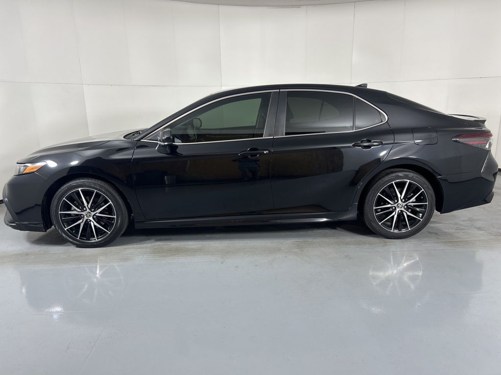 2021 Toyota Camry SE photo 6