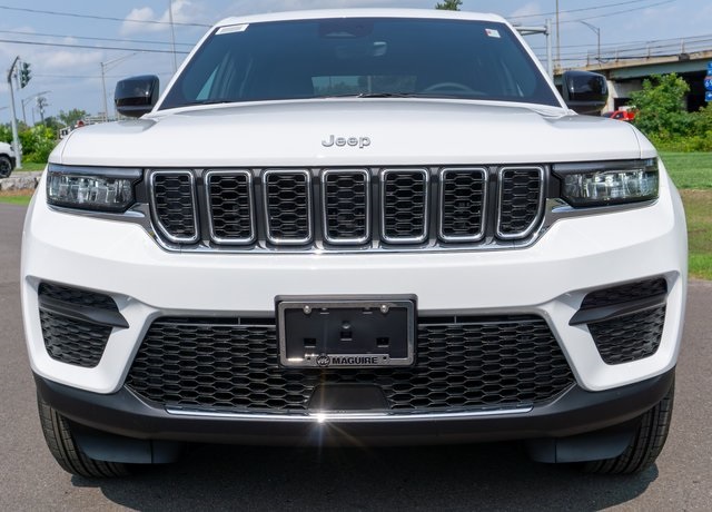 2025 Jeep Grand Cherokee Laredo X photo 3