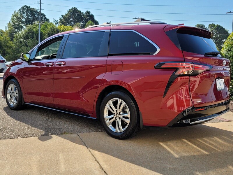 2023 Toyota Sienna Platinum photo 2
