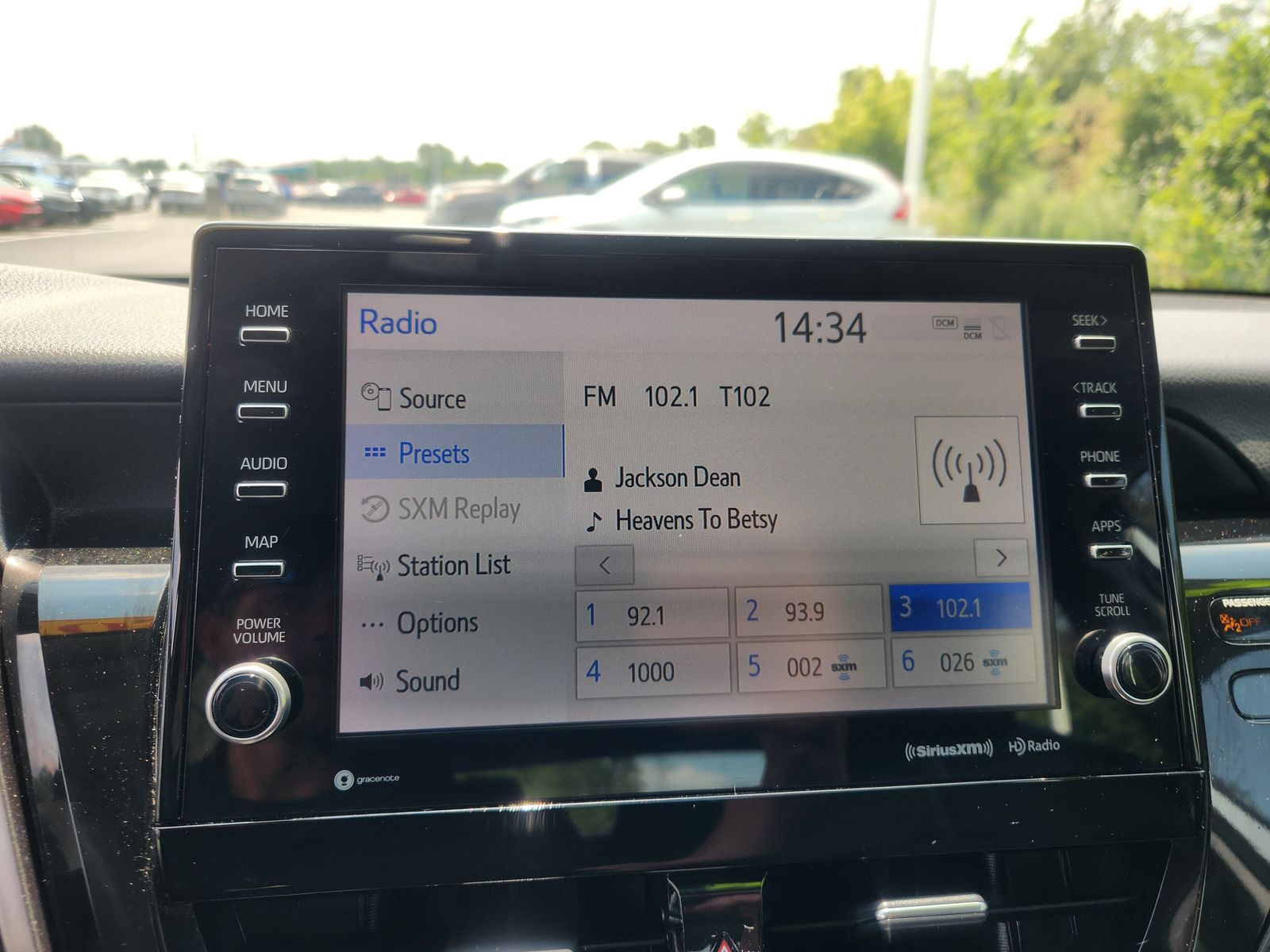 2022 Toyota Camry Hybrid XSE photo 17