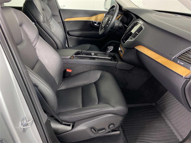 2022 Volvo XC90 T6 Momentum photo 10
