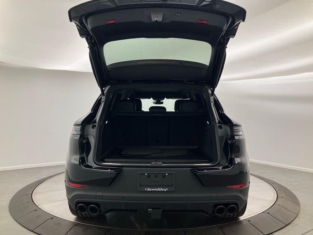 2025 Porsche Cayenne Base photo 11