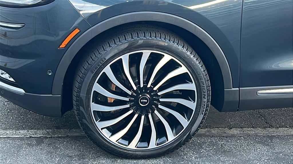 2022 Lincoln Nautilus Black Label photo 2